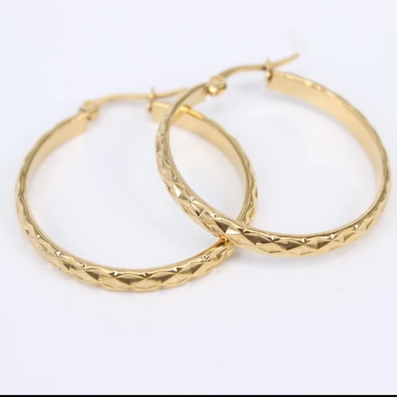 NEW 18 Yellow Gold Round Hoop Earrings - Picture 2 of 6